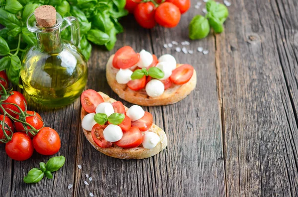 Bruschetta Pomidorami Cherry Mozzarella Rustykalny Drewniany Stół Selektywne Skupienie — Zdjęcie stockowe