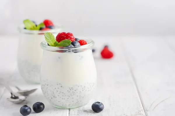 Chia Semínko Pudink Čerstvým Ovocem Bílý Dřevěný Stůl Selektivní Ostření — Stock fotografie