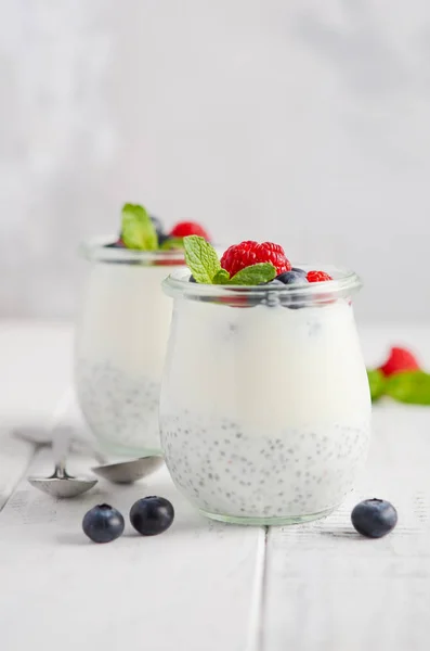 Chia Frö Pudding Med Färska Bär Vit Träbord Selektivt Fokus — Stockfoto