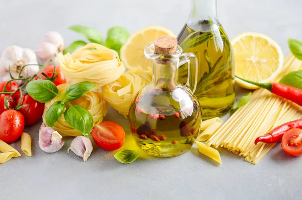 Італійські Харчові Інгредієнти Макарони Помідори Базилік Оливкова Олія Сірому Тлі — стокове фото