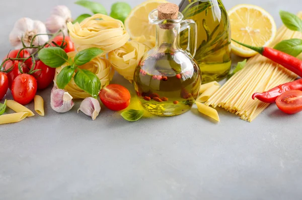 Italiaanse Voedselingrediënten Pasta Tomaten Basilicum Olijfolie Grijze Betonnen Achtergrond — Stockfoto