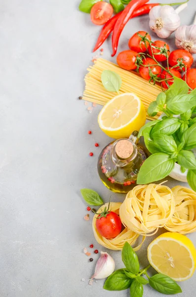 Italiaanse Voedselingrediënten Pasta Tomaten Basilicum Olijfolie Grijze Betonnen Achtergrond — Stockfoto