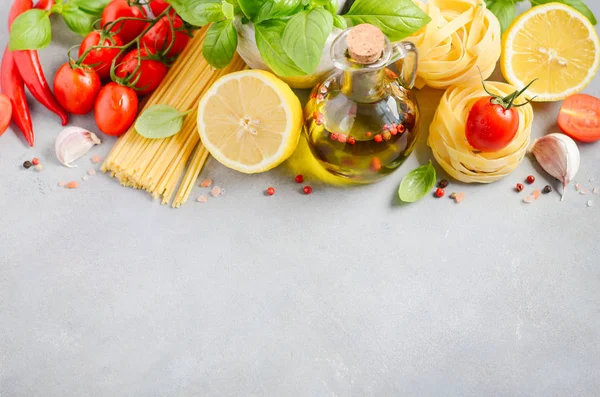 Ingredientes Alimentares Italianos Massas Tomates Manjericão Azeite Sobre Fundo Concreto — Fotografia de Stock