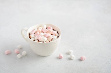 Gri beton arka plan üzerinde marshmallows ile sıcak çikolata Fincan. 
