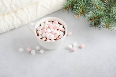 Gri beton arka plan üzerinde marshmallows ile sıcak çikolata Fincan. 