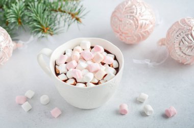 Gri beton arka planda marshmallowlu sıcak çikolata. Noel konsepti.