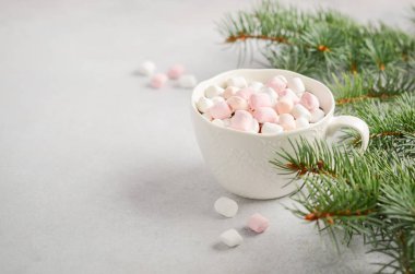 Gri beton arka planda marshmallowlu sıcak çikolata. Noel konsepti.