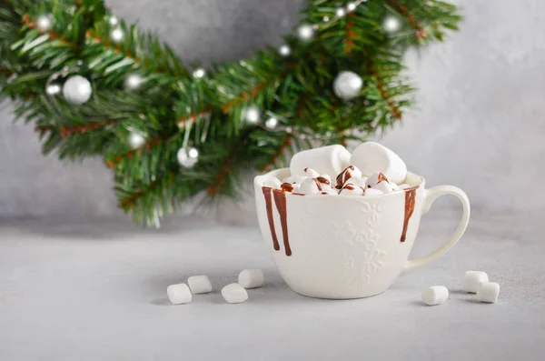 Tasse Heiße Schokolade Mit Marshmallows Auf Grauem Betongrund Weihnachtskonzept — Stockfoto