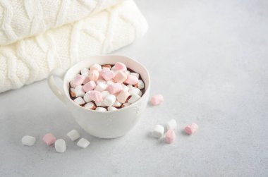 Gri beton arka plan üzerinde marshmallows ile sıcak çikolata Fincan. 