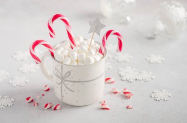 Yeni yıl veya Noel konsepti. Gri beton arka plan üzerinde marshmallow ve şeker kamışı ile kompozisyon. 