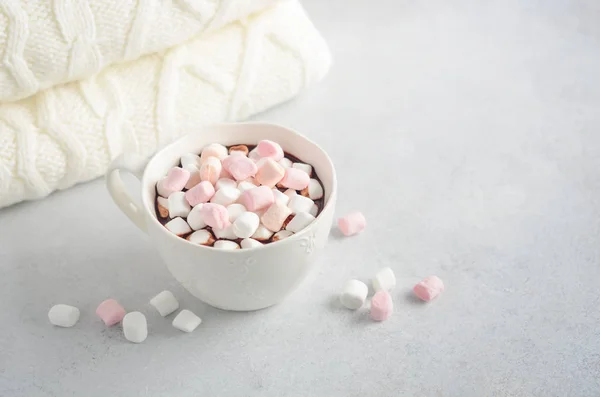 Tasse Heiße Schokolade Mit Marshmallows Auf Grauem Betongrund — Stockfoto