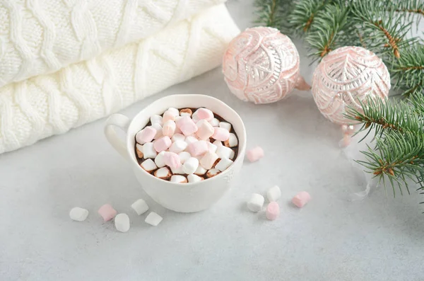 Tasse Heiße Schokolade Mit Marshmallows Auf Grauem Betongrund Weihnachtskonzept — Stockfoto