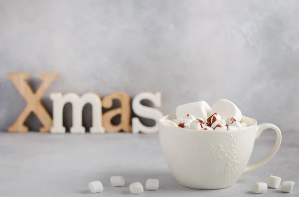 Tasse Heiße Schokolade Mit Marshmallows Auf Grauem Betongrund Weihnachtskonzept — Stockfoto