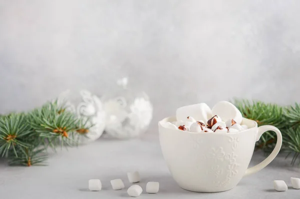 Tasse Heiße Schokolade Mit Marshmallows Auf Grauem Betongrund Weihnachtskonzept — Stockfoto