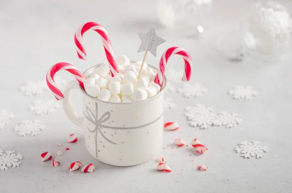 新年或圣诞节的概念 在灰色混凝土背景上用棉花糖和糖果手棒组成 — 图库照片