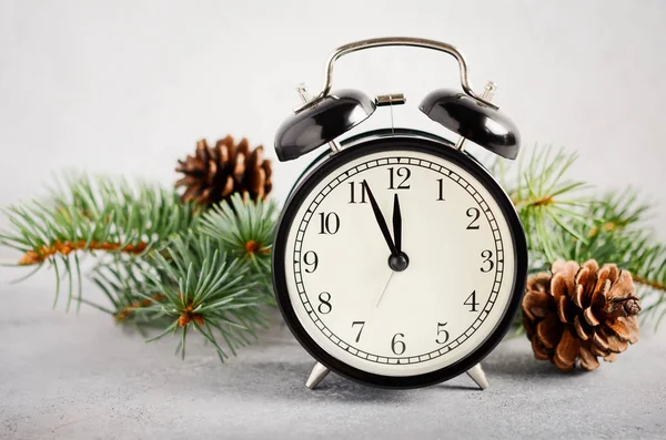 Concepto Año Nuevo Navidad Reloj Despertador Negro Ramas Abeto Sobre — Foto de Stock