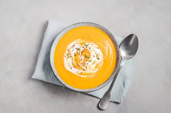 Soupe Citrouille Crème Thym Sur Fond Béton Gris Pierre — Photo