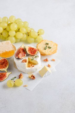 Incir, üzüm, bal ve fındık ile Brie veya Camembert peyniri.