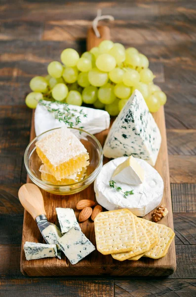 Piatto Formaggio Con Uva Cracker Miele Noci Tavolo Legno — Foto Stock