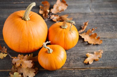 Rustik ahşap bir masa üzerinde kabakile Sonbahar arka plan.