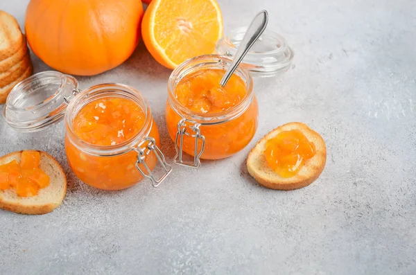 Hausgemachter Kürbis Und Orangefarbene Confiture Glas Auf Grauem Betongrund — Stockfoto