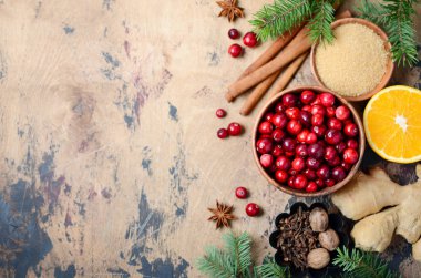 Ahşap arka planda kızılcık sosu malzemeleri. Üst görünüm, düz görünüm, kopyalama alanı.