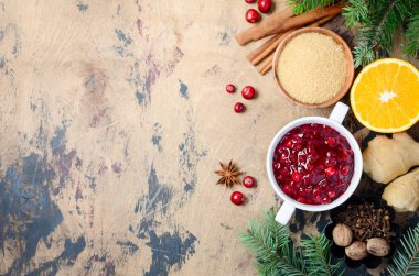 Ahşap arka planda malzemeli kızılcık sosu. Üst görünüm, düz görünüm, kopyalama alanı.