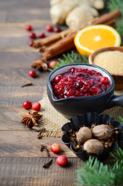 Ahşap zemin üzerinde malzemeler olan kızılcık sosu..