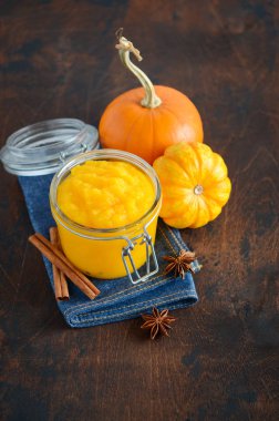 Kabak püresi, ziyafet, reçel, ahşap bir masada baharatlı sos..