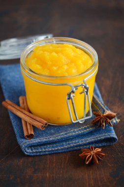 Kabak püresi, ziyafet, reçel, ahşap bir masada baharatlı sos..