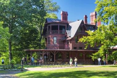 Hartford, Connecticut. 21 Eylül 2019. Hartford, Connecticut 'taki tarihi Mark Twain evi güneşli bir günde.
