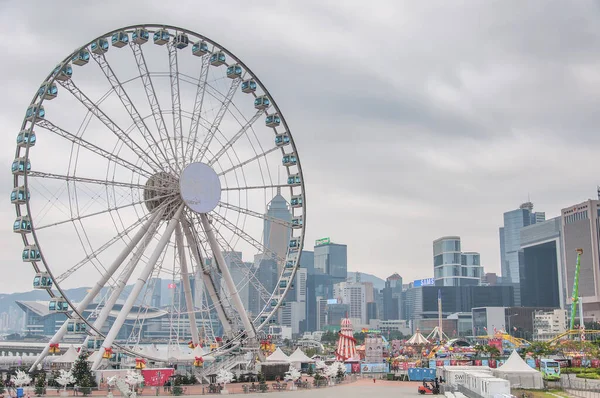 Hong Kong, Çin. 17 Aralık 2016, Hong Kong Çin 'deki Victoria Limanı' nın rıhtımındaki tarihi eğlence parkı..