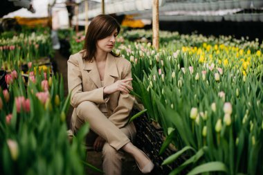 Lale serasında bir kadın. Büyüyen çiçekler
