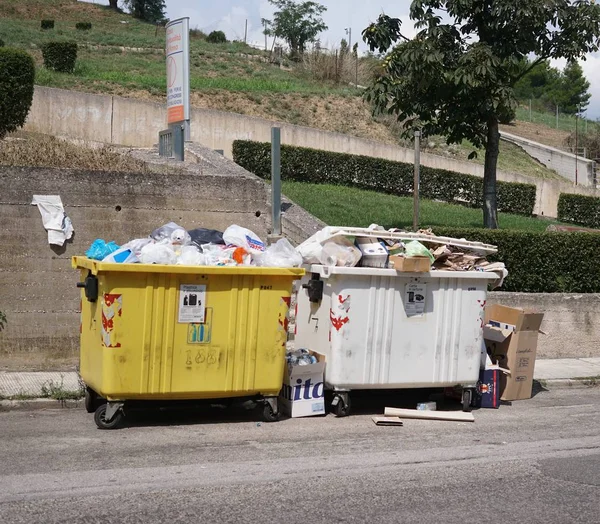 Matera Italia Agosto 2018 Contenedores Residuos Llenos Basura Reciclable — Foto de Stock