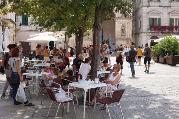 Matera Itália Agosto 2018 Turistas Desfrutam Piazza Del Sedile Centro — Fotografia de Stock