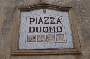 Piazza Duomo (Katedral Meydanı için İtalyanca) sokak tabelası Matera, Basilicata, İtalya