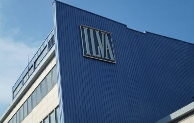 Taranto, İtalya - 22 Ağustos 2018: Ilva çelik fabrikası dış. Ilva Güney İtalya, Avrupa'nın en büyük Taranto çelik işleri sahip bir İtalyan çelik işleri şirketidir
