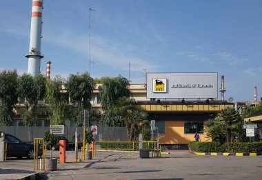 Taranto, İtalya - 22 Ağustos 2018: Eni rafineri açık havada. Eni Spa İtalya'nın en büyük petrol şirketidir
