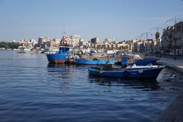 Рыбацкие Лодки Пришвартованы Гавани Итальянского Города Таранто — стоковое фото