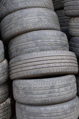 Araba lastikleri yığınları