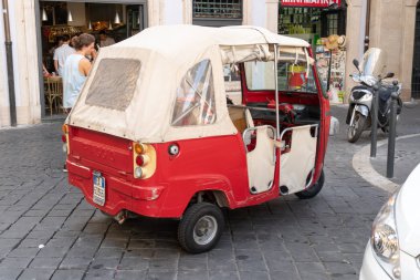 Rome, İtalya - 9 Ağustos 2018: Kırmızı Piaggio maymun Calessino. Piaggio maymun Calessino Pontedera ev tarafından inşa ve insan taşıma için amaçlanan bir 3 tekerlekli araçtır