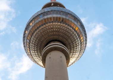 Berlin, Almanya - 8 Temmuz 2018: Berlin Fernsehturm, televizyon kulesi. Yakın Alexanderplatz de Berlin-Mitte, bu 1965 ve 1969 arasında Alman Demokratik Cumhuriyeti hükümeti tarafından yapılmıştır