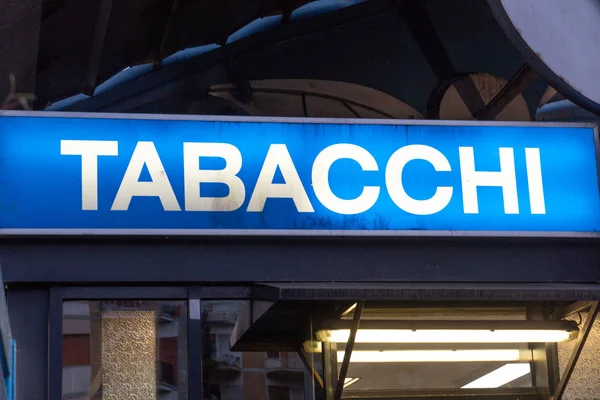 Señalización Azul Tabacchi Italiano Para Tienda Tabaco Sobre Fondo Negro — Foto de Stock