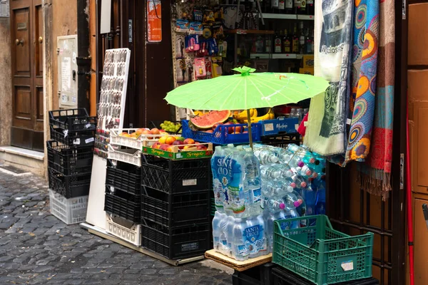 Roma Italia Agosto 2018 Comida Fresca Bebida Pequeña Tienda Exterior — Foto de Stock