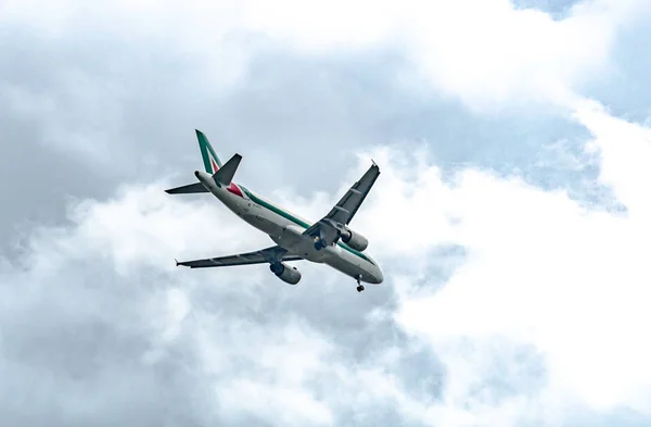 曇り空を飛んで イタリアのフラッグ キャリア アリタリア航空のローマ イタリア 2018 飛行機 — ストック写真