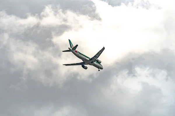 曇り空を飛んで イタリアのフラッグ キャリア アリタリア航空のローマ イタリア 2018 飛行機 — ストック写真