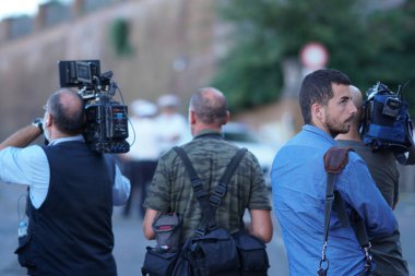 Rome, İtalya - 3 Eylül 2018: Gazeteciler ve kameramanlar kaza yerinde: Roma'nın Capitol Hill'de San Giuseppe dei Falegnami kilisenin çatısı çöküşü