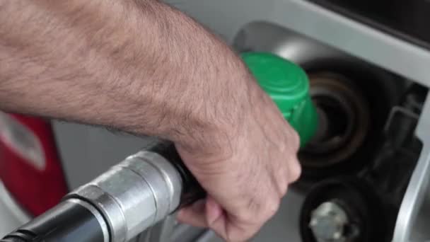 Mão Masculina Segurando Bico Gasolina — Vídeo de Stock