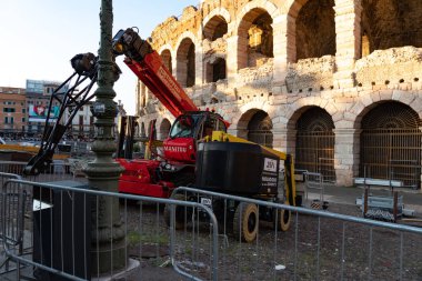 Verona, İtalya - 5 Eylül 2018: Manitou forklift kamyon. Manitou İngiltere'de çatal asansörleri ve güçlendirilmiş malzemelerde kaldırma aygıtları ve kiraz seçiciler kılan bir firmadır