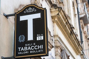 Verona, İtalya - 5 Eylül 2018: Tabela Sali e Tabacchi, Tütün satıcısı için İtalyanca. Tütün dükkanı olarak da bilinen bir Tütün satıcısı'nın dükkanı ya da duman bir dükkanda bir perakendeci tütün ürünleri olduğunu